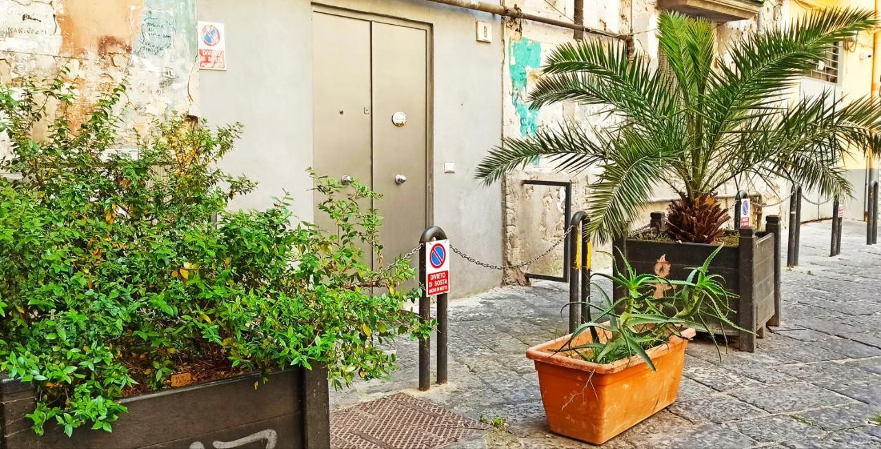 Napoli Pop Chiaia Apartment Bagian luar foto
