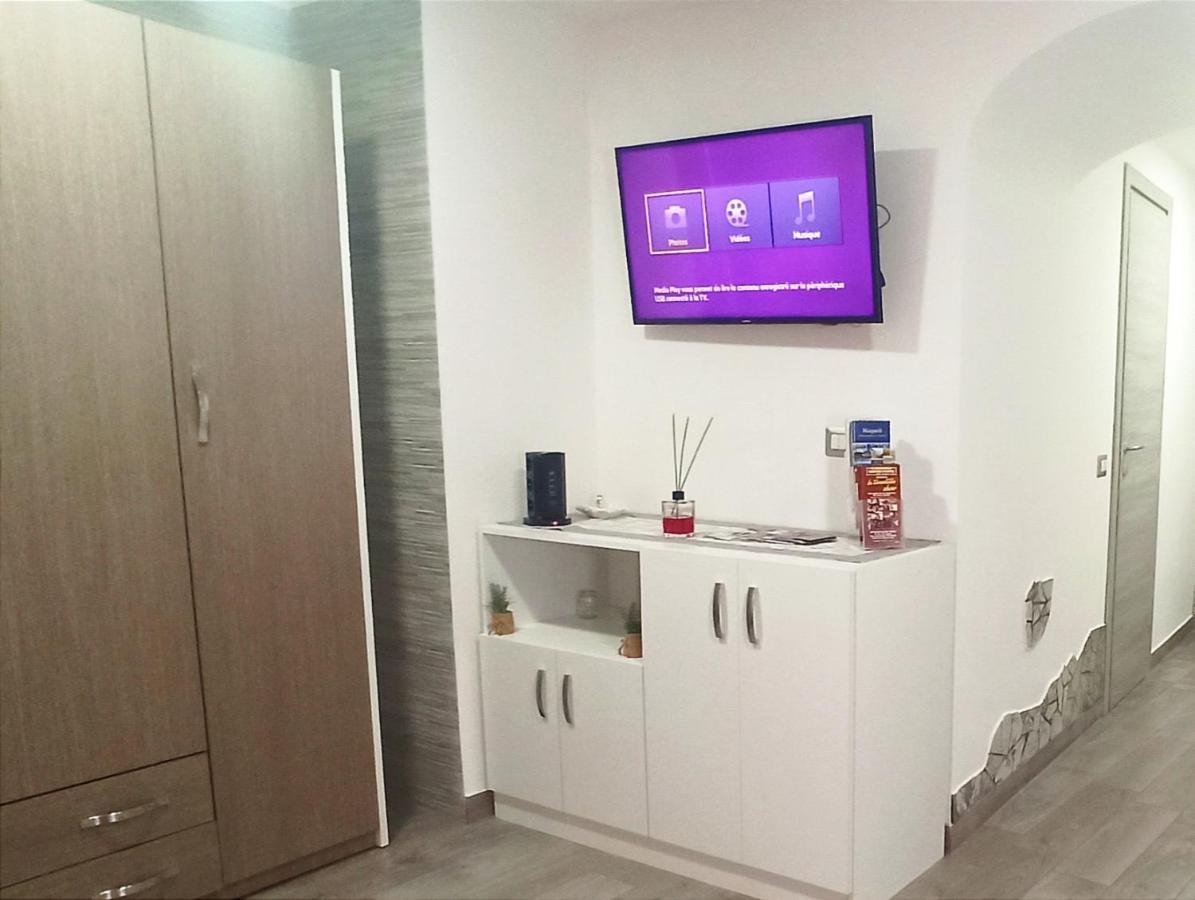 Napoli Pop Chiaia Apartment Bagian luar foto